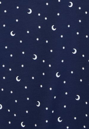 Tessuto blu navy con un motivo ripetuto di piccole lune crescenti bianche e stelle, creando un tema celestiale con una consistenza morbida.