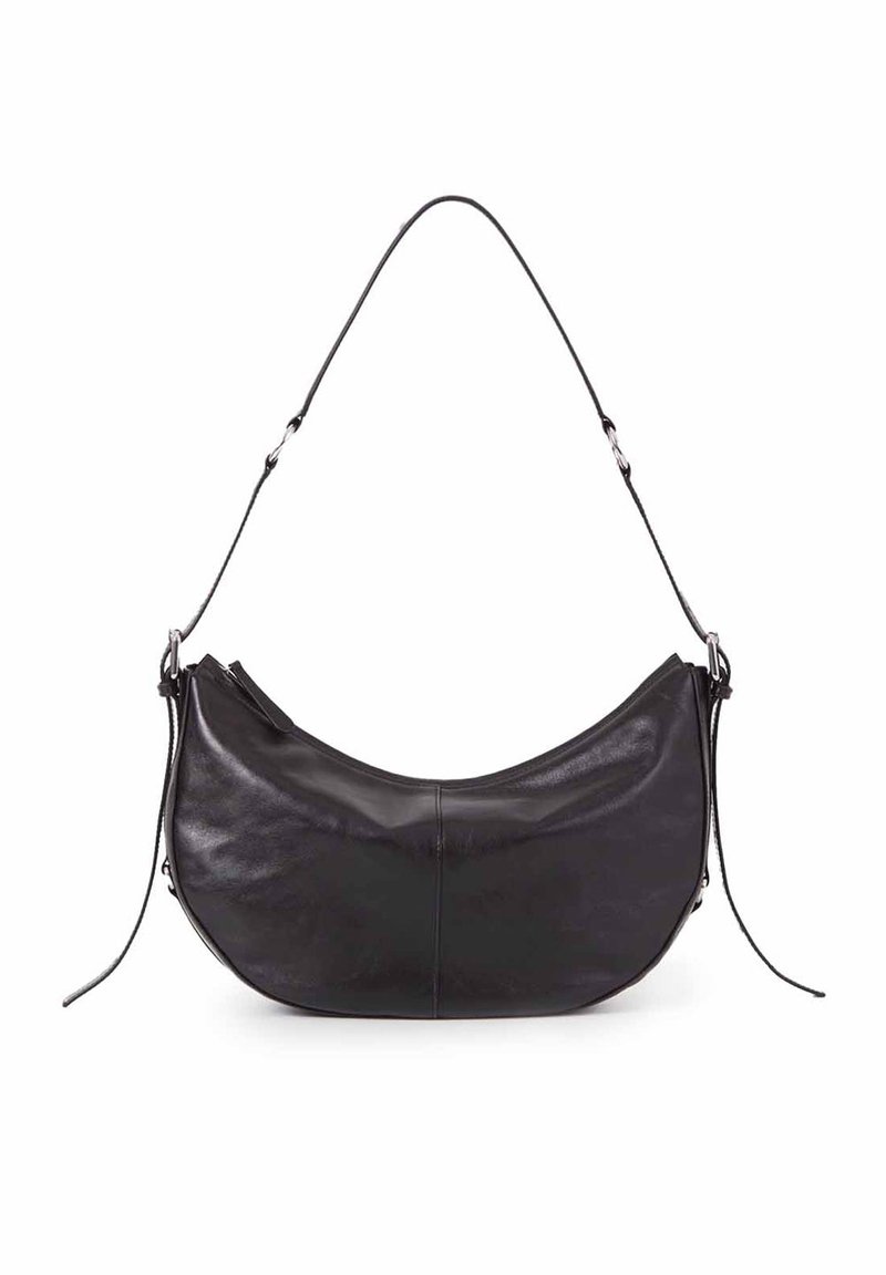 Borsa a spalla nera in pelle a forma di mezzaluna con tracolla regolabile e dettagli con cerniera laterale su sfondo bianco.