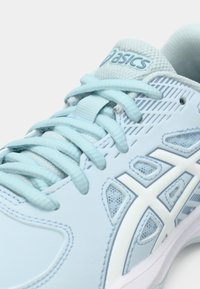 Světlomodrá sportovní obuv s texturovaným svrškem, bílými doplňky a sladěnými tkaničkami. Má síťovaný panel a syntetické materiály pro podporu.