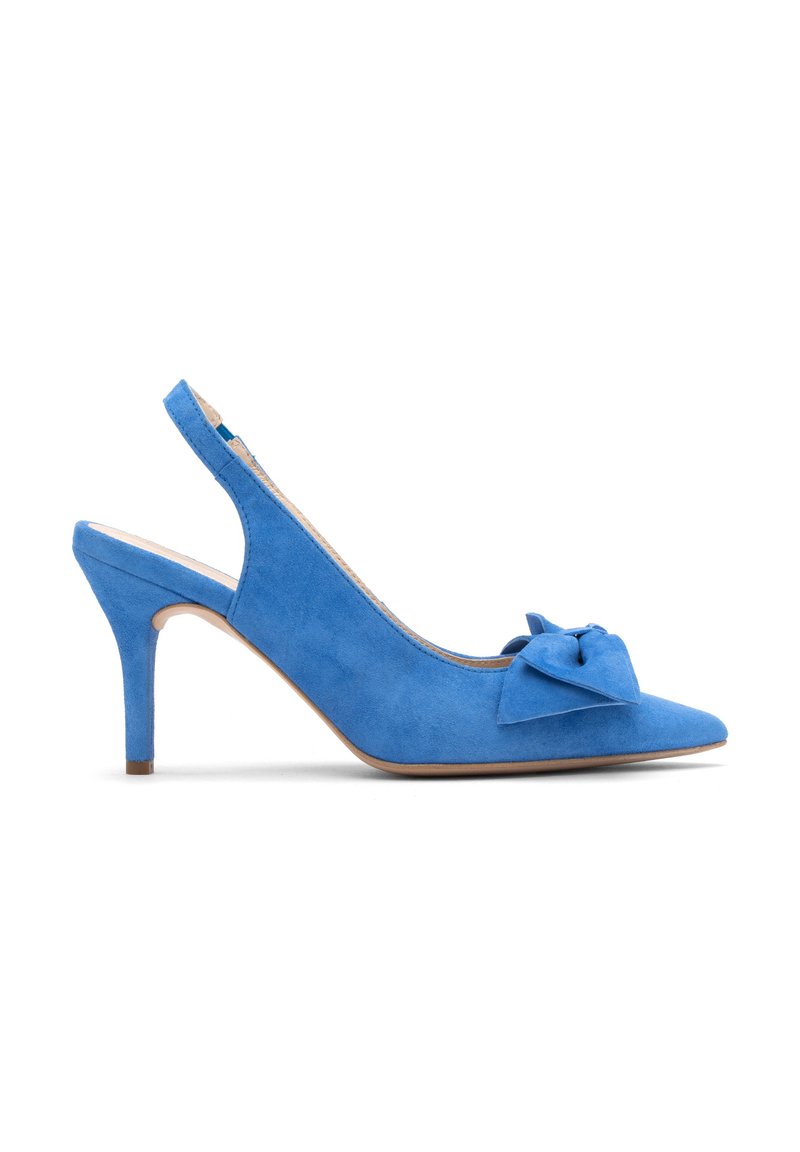 Slingback lodička na vysokém podpatku v jasně modré semišové kůži, s špičatou špičkou a uzlem na nártě, se štíhlým jehlovým podpatkem.