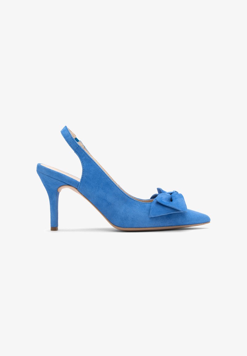Slingback lodička na vysokom podpätku v jasne modrom semiši, s špicatou špičkou a uzlovým akcentom na priehlavku, s tenkým stiletto podpätkom.