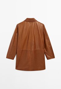 Brun læderjakke med krave, lange ærmer og lige snit. Har syningsdetaljer og en glat tekstur.