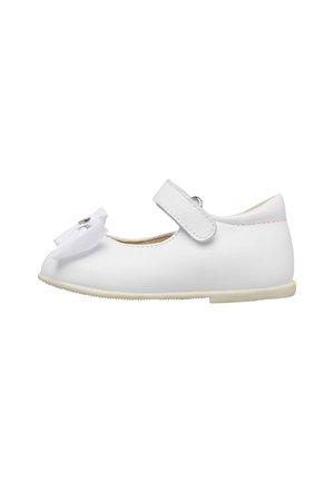 Scarpetta bianca da bambino di tipo Mary Jane con cinturino in Velcro e fiocco decorativo sulla punta, suola piatta, vista laterale.