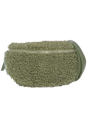Olivgrünes Shearling-Crossbody-Bag mit strukturierter Oberfläche, ausgestattet mit einem silbernen Reißverschluss und einem glatten Lederakzent.