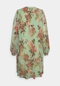 Vestido floral em tecido verde menta com mangas longas, apresentando uma textura em relevo e um padrão floral em aquarela nas tonalidades de rosa e verde.