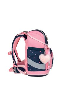 Rosa und marineblaue Rucksack mit Herzmuster, weicher Textur, Seitentasche und flauschigem Herzanhänger. Mit reflektierenden Akzenten und verstellbaren Trägern.