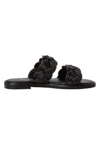Svarta platta sandaler har flätade remmar gjorda av gummiliknande material, med en slät, strukturerad fotbädd och en låg profil sula.