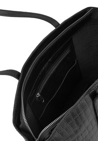 Sac à main en cuir noir avec un motif crocodile texturé. L'intérieur comprend une poche zippée et des emplacements pour cartes, avec une fermeture zippée.