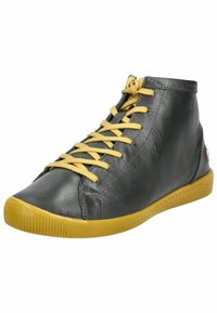 Zapatilla alta de cuero gris con cordones amarillos y una suela de goma texturizada. Cuenta con un cuello acolchado y un pequeño logo de acento.