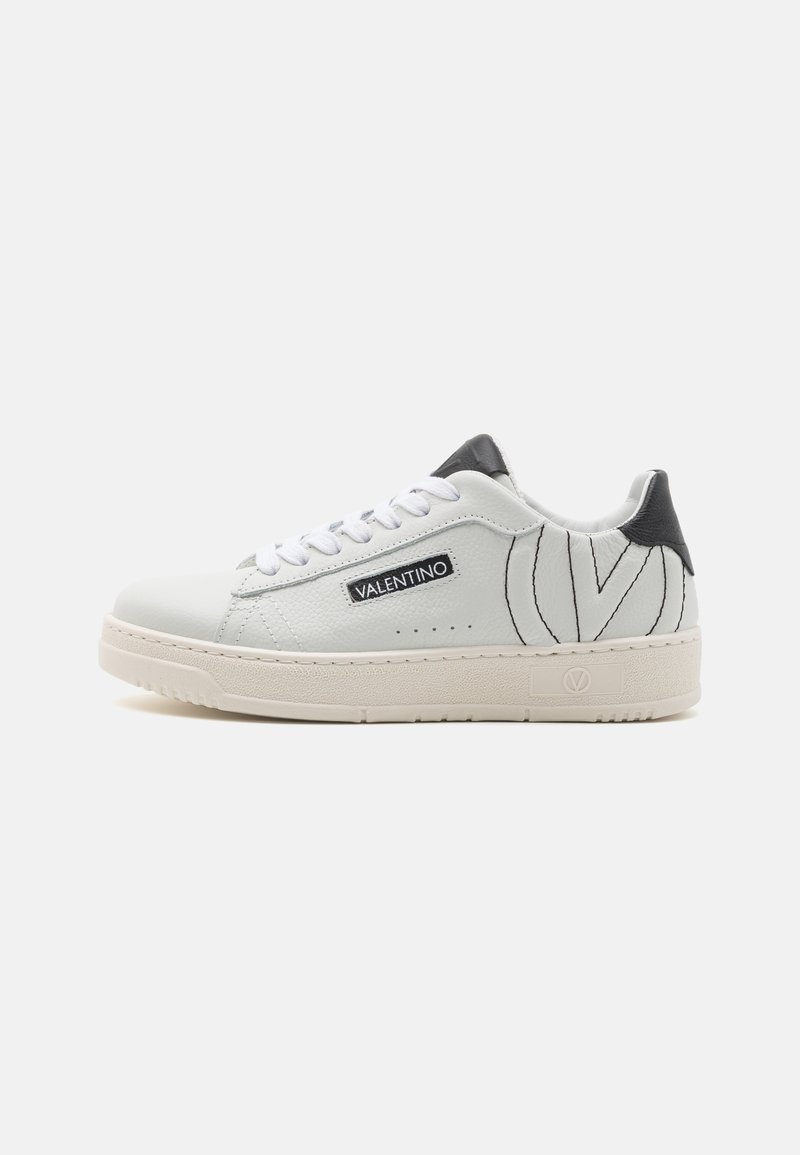 Valentino Tossud - white/black