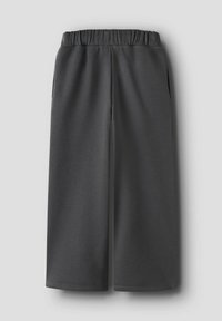 Donkergrijze wijde broek met elastische tailleband en zijzakken, weergegeven tegen een lichte achtergrond.