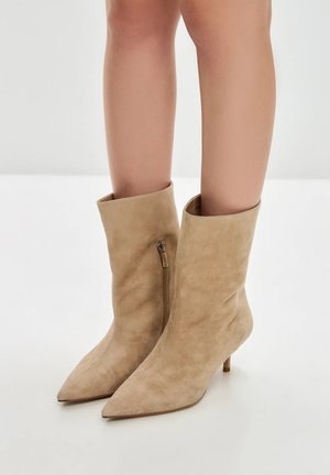 Klasszikus bokacsizmák - beige