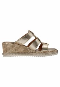 Guldmetallisk kil sandal med tre korsade remmar, vävd jute-liknande bas och gummiyttersula. Slät textur med en lätt glans.