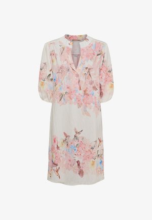 Lyserød knælængde kjole med 3/4 pufærmer, med blomster- og kolibri-mønstre i bløde pastelfarver.