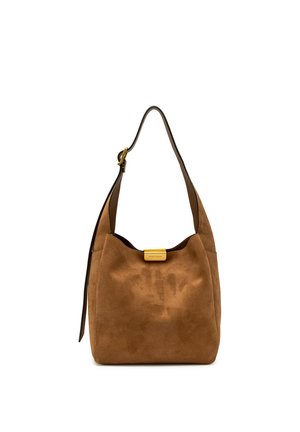 Borsa a tracolla in camoscio marrone con tracolla regolabile e chiusura in metallo dorato su sfondo bianco.