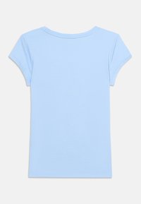 Ανοιχτό μπλε βαμβακερό κοντομάνικο μπλουζάκι, εμφανιζόμενο από πίσω, με στρογγυλή λαιμόκοψη και απλές ραφές σε λευκό φόντο.