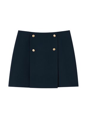 Mini-jupe bleu marine en tissu lisse, dotée d'une taille haute et de deux boutons dorés sur le devant avec des plis superposés.