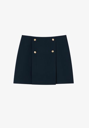 Mini-jupe bleu marine en tissu lisse, dotée d'une taille haute et de deux boutons dorés sur le devant avec des plis superposés.