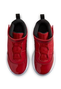 Sneakers da basket rossi con finiture in vernice lucida, interno in nylon nero, suole in gomma bianca arrotondate e dettagli testurizzati sulla tomaia.