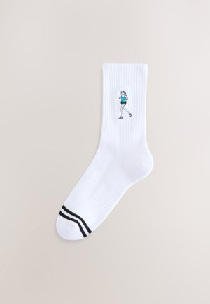 Chaussette blanche de style crew avec deux rayures noires près des orteils et un petit design brodé d'une personne en train de courir, portant un haut bleu et un short noir.