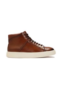 Zapatilla alta de cuero marrón con puntera redondeada, suela de goma blanca, costuras en contraste y cordones negros. Diseño limpio con acentos sutiles.