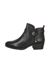 Bota ankle de cuero negro con punta redondeada, detalle de correa lateral y hebilla, y un tacón bajo apilado. Textura suave con mínimas adornos.
