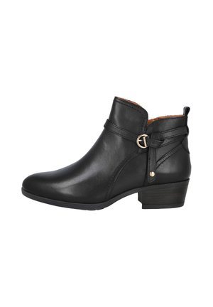 Bota ankle de cuero negro con punta redondeada, detalle de correa lateral y hebilla, y un tacón bajo apilado. Textura suave con mínimas adornos.