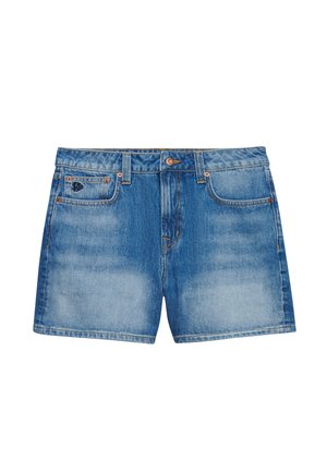 Blauwe denimshorts met voorzakken, riemlussen en vervaagde plekken op de dijen en voorkant, afgebeeld tegen een witte achtergrond.