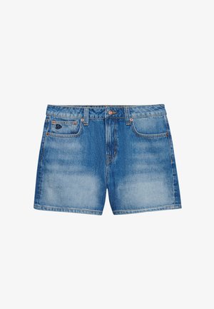 Blauwe denimshorts met voorzakken, riemlussen en vervaagde plekken op de dijen en voorkant, afgebeeld tegen een witte achtergrond.