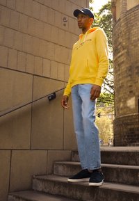 Tommy Hilfiger LOGO HOODY - Sweatshirt com capuz - warm yellow