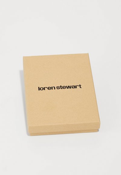 Brūna taisnstūra kaste ar gludu tekstūru, kuras priekšpusē ir drukāts "loren stewart" treknajiem melnajiem burtiem.