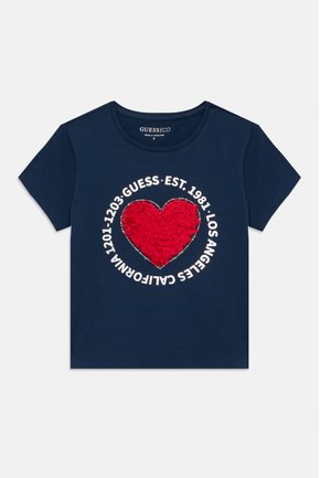 Marineblå t-shirt med korte ærmer og et struktureret rødt hjerte i midten, omgivet af hvid tekst i en cirkel, der refererer til Guess, 1981 og Los Angeles.
