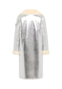 Zilveren metallic jas met een zachte beige bontkraag en -manchetten. Heeft een rechte snit en een gladde, reflecterende textuur.