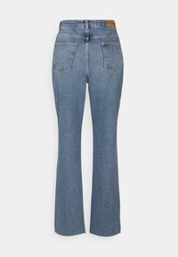 Jeans acampanados azules de mezclilla con una cintura de altura media. Presentan dos bolsillos traseros y una etiqueta de cuero en la parte trasera de la cintura.