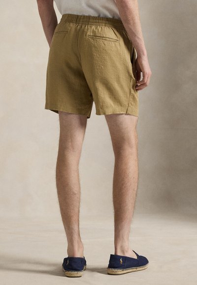 Χακί σορτς με ελαφριά υφή, ελαστική ζώνη μέσης και δύο πίσω τσέπες. Συνδυασμένα με ναυτικά επιστρώματα με υφαντή σόλα.