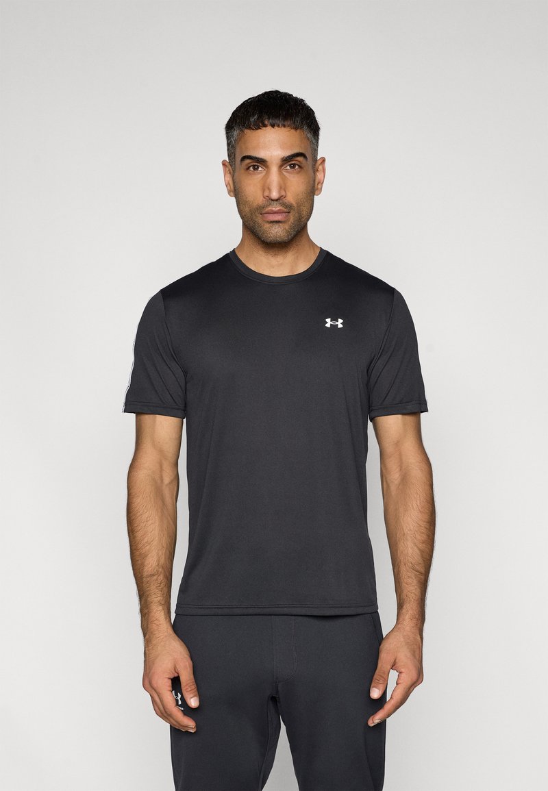 Μαύρο αθλητικό κοντομάνικο μπλουζάκι με στρογγυλή λαιμόκοψη, κατασκευασμένο από λεία ύφασμα. Διαθέτει μικρό λευκό λογότυπο στο επάνω αριστερό μέρος του στήθους.