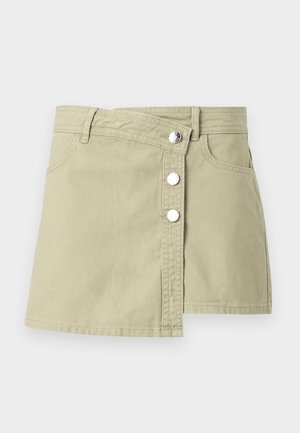 Jupe portefeuille en jean beige avec boutons-pression argentés à l'avant et passants pour ceinture, présentant un léger chevauchement sur le côté droit avant.