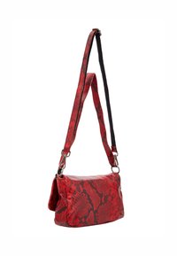 Borsa a spalla in pelle rossa con stampa a serpente testurizzata e una tracolla nera regolabile a contrasto. Presenta accessori in argento e chiusura a pattina.