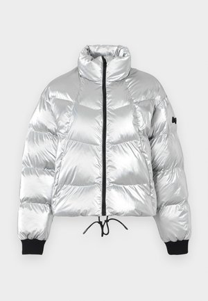 Zilveren pufferjack met een hoge hals, voorrits, pluche, opgeblazen panelen, elastische manchetten en een trekkoordzoom. Glad, glanzend textuur.