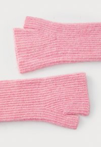 Gants sans doigts en tricot côtelé rose avec une texture douce. Ils présentent une découpe en V au niveau du poignet pour plus de flexibilité et de facilité à porter.