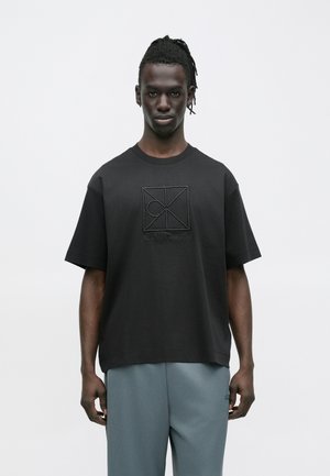 PREMIUM INTERLOCK EMBLEM - T-Shirt print - black