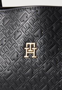 Tommy Hilfiger ICON SATCHEL MONO - Shoppingveske - black
