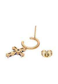 Pendiente de aro dorado con un charm de cruz azul. La cruz presenta un diseño intrincado con recortes y está complementada con un cierre seguro.