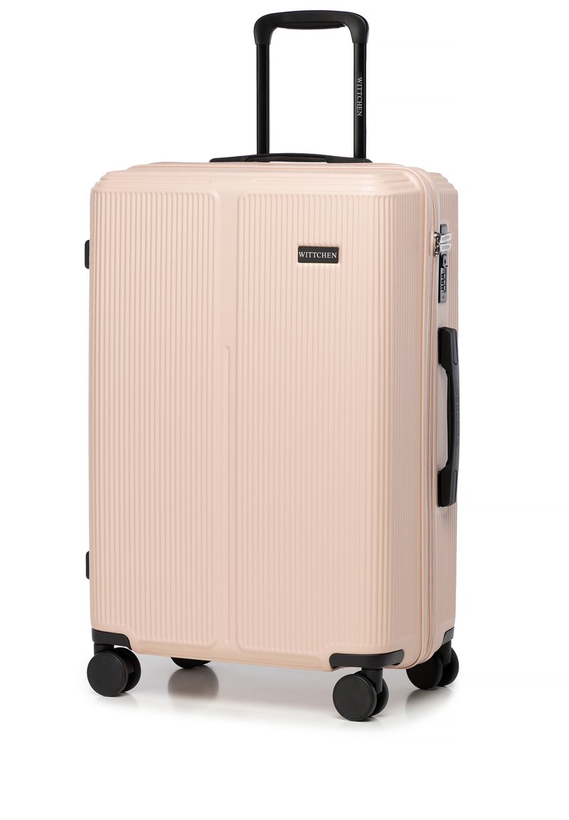 Hartschalentrolley in Pink mit vertikaler Rippstruktur, teleskopischem schwarzen Griff und vier schwarzen Rollen. Auf der Vorderseite ist ein Markenlogo angebracht.