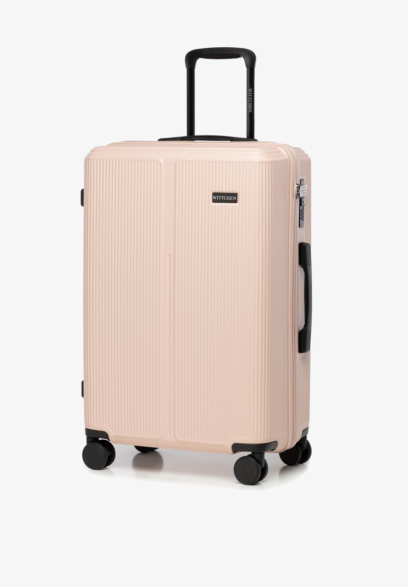 Hartschalentrolley in Pink mit vertikaler Rippstruktur, teleskopischem schwarzen Griff und vier schwarzen Rollen. Auf der Vorderseite ist ein Markenlogo angebracht.