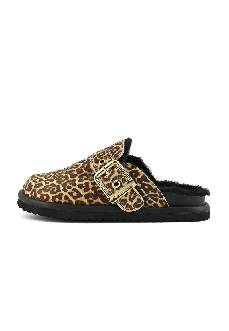 Moderna klompa s leopard uzorkom, crnom umjetnom krznom i velikom zlatnom kopčom na crnoj potplati.