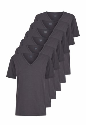 Sei T-shirt semplici di colore grigio scuro con maniche corte e scollo a V impilate in modo sfalsato.