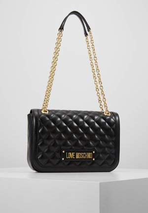 Sac à bandoulière en cuir noir matelassé avec des chaînes dorées et une plaque logo "Love Moschino" en or sur le rabat avant.