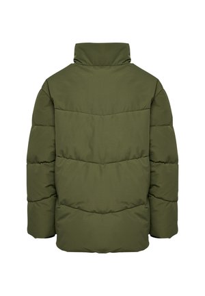 Doudoune olive avec un col haut, texture matelassée et détails de couture horizontale dans le dos.