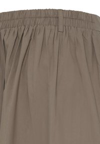 Ceinture élastique avec tissu taupe froncé et une seule passants de ceinture cousue au centre devant d'un pantalon ample.